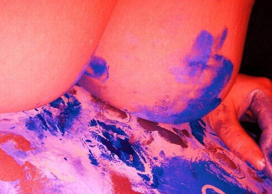 用38D巨乳畫畫的美女畫家 - 圖片1 用38D巨乳畫畫的美女畫家 - 圖片1