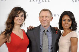 007新電影《Skyfall》這次還是左擁右抱啊... 007新電影《Skyfall》這次還是左擁右抱啊...