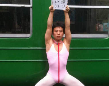 日本渋谷街頭超奧妙的《粉紅緊身衣男》~★ 日本渋谷街頭超奧妙的《粉紅緊身衣男》~★