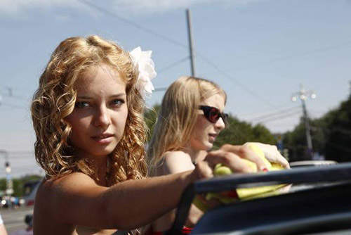 普京辣妹洗車軍團 為了領導人我們甘願脫了 普京辣妹洗車軍團 為了領導人我們甘願脫了