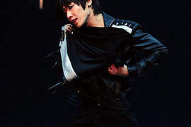 MBLAQ《李準》 熱烈演出 摔下台 MBLAQ《李準》 熱烈演出 摔下台