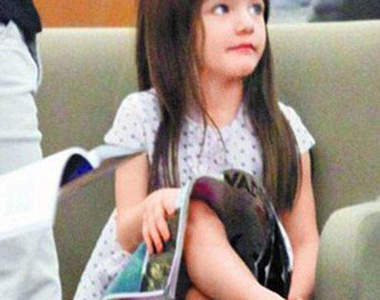 《舒莉 Suri Cruise》像小大人 從四歲就愛看時尚雜誌!! 《舒莉 Suri Cruise》像小大人 從四歲就愛看時尚雜誌!!