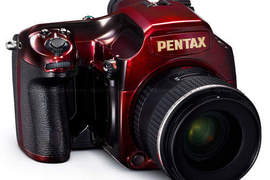 Pentax 645D 限量版 “亮”麗登場 Pentax 645D 限量版 “亮”麗登場