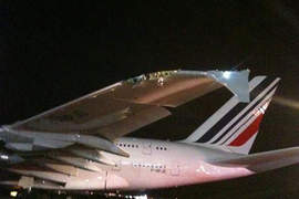 搞什麼飛機~空中巴士機場擦撞小飛機 搞什麼飛機~空中巴士機場擦撞小飛機