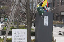 你看過校園裡的紀念銅像長這樣嗎!? 你看過校園裡的紀念銅像長這樣嗎!?