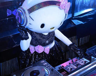 DJ KT in the house~♪ Hello Kitty轉行當DJ啦~♪♪♪ DJ KT in the house~♪ Hello Kitty轉行當DJ啦~♪♪♪