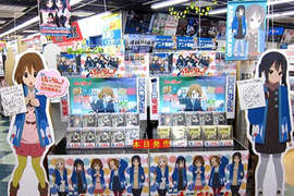 《K-ON!輕音部劇場版》BD/DVD發售旋風~整個秋葉原都是滿滿的輕音少女呀! 《K-ON!輕音部劇場版》BD/DVD發售旋風~整個秋葉原都是滿滿的輕音少女呀!