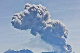 櫻島火山噴發的秘密 上升的火山灰雲之中竟然出現... 櫻島火山噴發的秘密 上升的火山灰雲之中竟然出現...