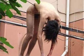 真實版惡名昭彰 裸男猛爬神威高壓電塔 真實版惡名昭彰 裸男猛爬神威高壓電塔