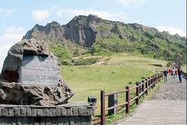濟州島《日出峰》鬼影重重,小心有人在你後面~~ 濟州島《日出峰》鬼影重重,小心有人在你後面~~