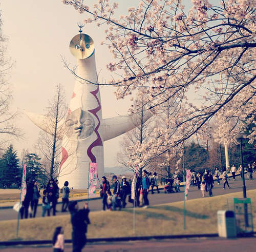 《日本櫻花季》配上太陽塔怎麼瀰漫著一股詭異的氣氛? 《日本櫻花季》配上太陽塔怎麼瀰漫著一股詭異的氣氛?