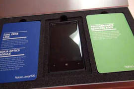 《Nokia Lumia 920》老外第一手「正式發售版」開箱影片搶先看 《Nokia Lumia 920》老外第一手「正式發售版」開箱影片搶先看