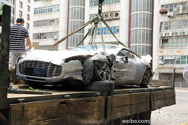 Aston Martin One-77香港撞車!難道要改名One-76了嗎? Aston Martin One-77香港撞車!難道要改名One-76了嗎?