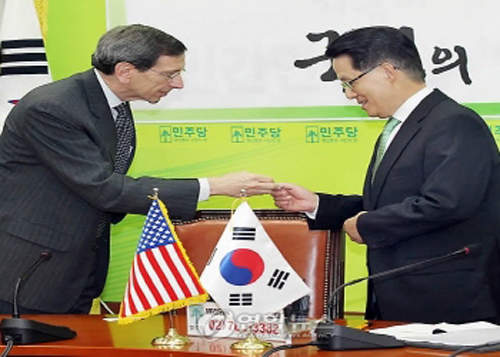 《韓國握手禮儀》　左手也很忙耶 - 圖片11