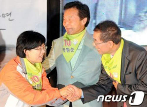 《韓國握手禮儀》　左手也很忙耶 - 圖片13
