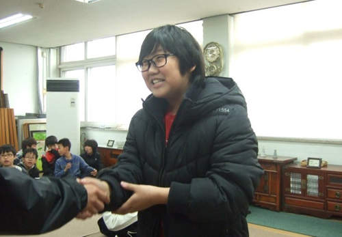 《韓國握手禮儀》　左手也很忙耶 - 圖片14