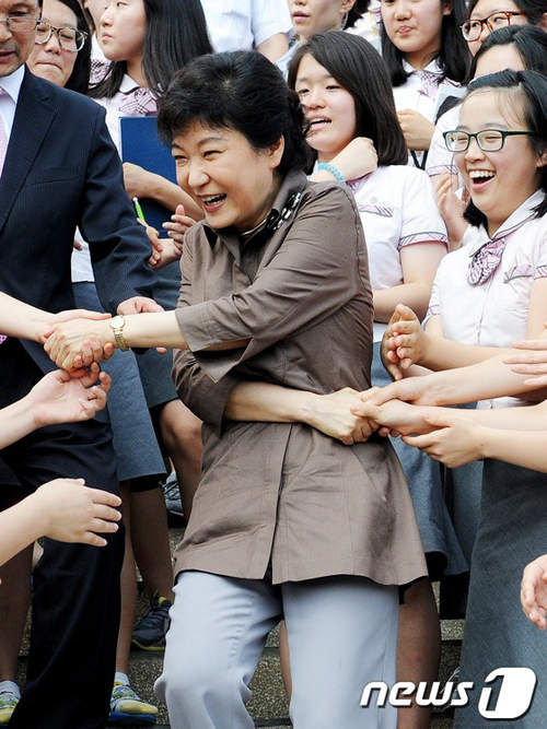 《韓國握手禮儀》　左手也很忙耶 - 圖片16
