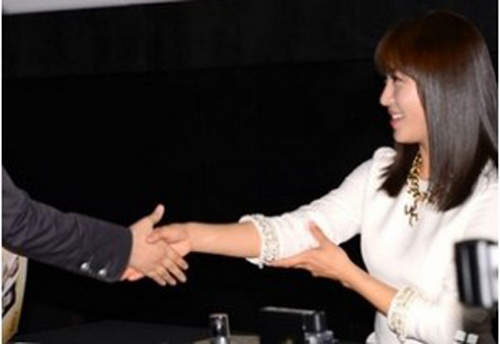 《韓國握手禮儀》　左手也很忙耶 - 圖片7