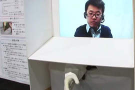 《視訊握手機器人》不要覺得詭異~用力的握下去吧! 《視訊握手機器人》不要覺得詭異~用力的握下去吧!