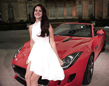 性感《Jaguar F-Type》現身拉娜德芮最新MV搶風頭~ 性感《Jaguar F-Type》現身拉娜德芮最新MV搶風頭~