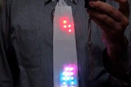 超好玩《LED俄羅斯方塊領帶》 我看今年參加婚禮就穿這套啦~www 超好玩《LED俄羅斯方塊領帶》 我看今年參加婚禮就穿這套啦~www