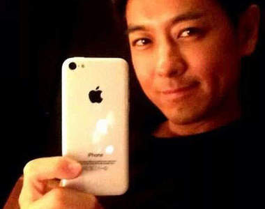 人生勝利組林志穎又來了~這回換拿平價板iPhone 5C亮相!? 人生勝利組林志穎又來了~這回換拿平價板iPhone 5C亮相!?