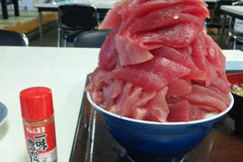 無視飯碗大小的《超大份鮪魚丼》老闆你當這是疊疊樂吧... 無視飯碗大小的《超大份鮪魚丼》老闆你當這是疊疊樂吧...