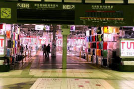 舊車站大變身《UNIQLO期間限定店》上千款T-Shirt登場 舊車站大變身《UNIQLO期間限定店》上千款T-Shirt登場