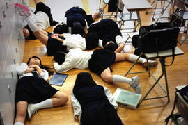日本《女校休息時間》難以理解的行為 日本《女校休息時間》難以理解的行為
