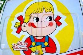 金髮牛奶妹 Miss Palomita 是不二家牛奶妹 Peko 的誰…? 金髮牛奶妹 Miss Palomita 是不二家牛奶妹 Peko 的誰…?