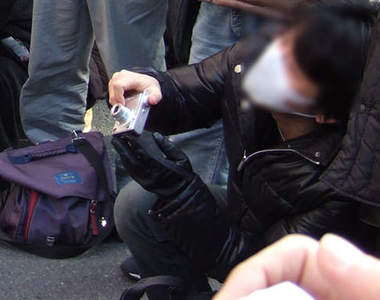 低角度攝影的奧義 原來一人還有比一人低吶 低角度攝影的奧義 原來一人還有比一人低吶