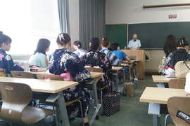《上智大學浴衣日》滿滿浴衣女孩的教室要怎麼專心上課咧>/////< 《上智大學浴衣日》滿滿浴衣女孩的教室要怎麼專心上課咧>/////<
