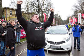 破紀錄《Nissan Note》被世界最強壯的男人給... 破紀錄《Nissan Note》被世界最強壯的男人給...