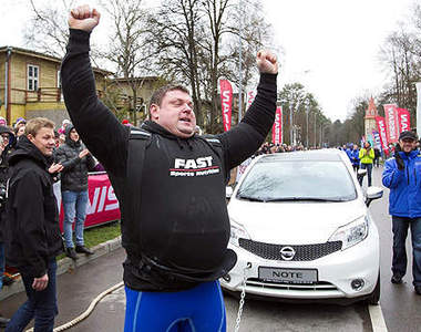 破紀錄《Nissan Note》被世界最強壯的男人給... 破紀錄《Nissan Note》被世界最強壯的男人給...