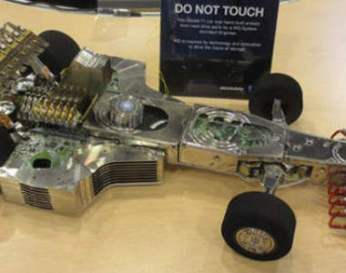 老舊硬碟DIY 改裝也能變身超帥氣F1賽車 老舊硬碟DIY 改裝也能變身超帥氣F1賽車