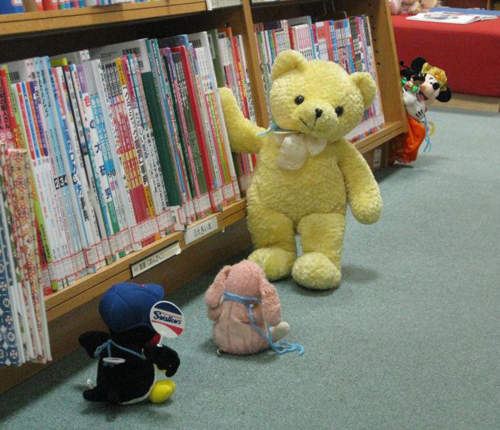 玩偶們的圖書館夜宿會 玩偶們晚上都在圖書館裡幹嘛呢? 玩偶們的圖書館夜宿會 玩偶們晚上都在圖書館裡幹嘛呢?