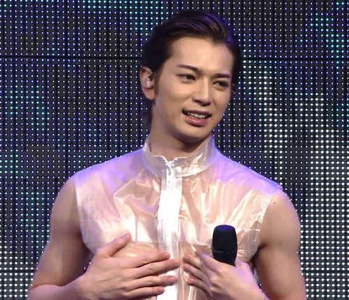 男粉絲重現《嵐》經典透明舞台裝 如果換成女粉絲的話不就......(/▽\*)  男粉絲重現《嵐》經典透明舞台裝 如果換成女粉絲的話不就......(/▽\*)