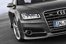 小改款《Audi S8》運動型男當然也少不了迷人電眼~ 小改款《Audi S8》運動型男當然也少不了迷人電眼~