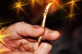 24K黃金菸 一根在口柔柔亮亮閃閃動人 24K黃金菸 一根在口柔柔亮亮閃閃動人