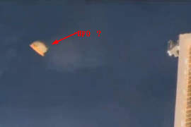 NASA太空人意外拍到幽浮(?) 但怎麼看都像是....www NASA太空人意外拍到幽浮(?) 但怎麼看都像是....www