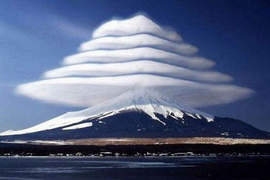 《聖誕版富士山》山頂出現奇怪5層傘雲 《聖誕版富士山》山頂出現奇怪5層傘雲
