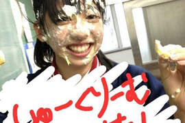 《顏面泡芙》日本高中女生間的新~生日慶祝法 《顏面泡芙》日本高中女生間的新~生日慶祝法