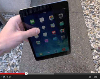 最新iPad mini 2 Retina死亡耐摔測試 正面還是杯具了... 最新iPad mini 2 Retina死亡耐摔測試 正面還是杯具了...