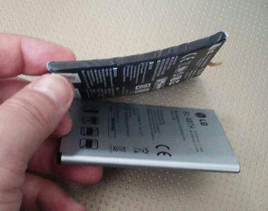LG G Flex世上第一款手機內建「可彎曲鋰電池」現身 LG G Flex世上第一款手機內建「可彎曲鋰電池」現身