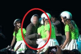 Crayon Pop《舞台襲胸事故》?一上台就抓住人家的......>///< Crayon Pop《舞台襲胸事故》?一上台就抓住人家的......>///<