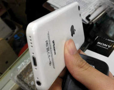 iPhone 5C蘋果最新《平價版iPhone》外盒流出 連正式名稱也曝光!? iPhone 5C蘋果最新《平價版iPhone》外盒流出 連正式名稱也曝光!?
