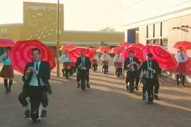 《OK Go》傳奇再現 一鏡到底的小紅傘魅力 《OK Go》傳奇再現 一鏡到底的小紅傘魅力
