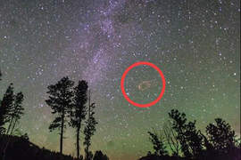 UFO大爆炸 攝影師捕捉到銀河中一閃而過的瞬間 UFO大爆炸 攝影師捕捉到銀河中一閃而過的瞬間