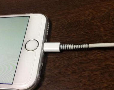 《iPhone 6充電線脫落防止法》日本推友的妙招 《iPhone 6充電線脫落防止法》日本推友的妙招