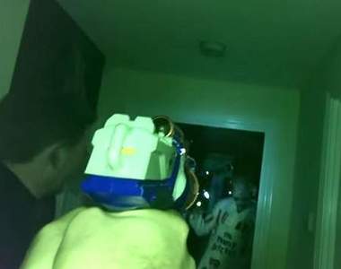 《現實版惡靈古堡》老婆在老公生日時送他滿屋子殭屍 《現實版惡靈古堡》老婆在老公生日時送他滿屋子殭屍